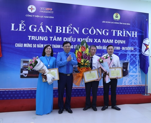 Nam Định: Gắn biển công trình Trung tâm Điều khiển xa chào mừng 50 năm ngày thành lập Tổng công ty Điện lực miền Bắc