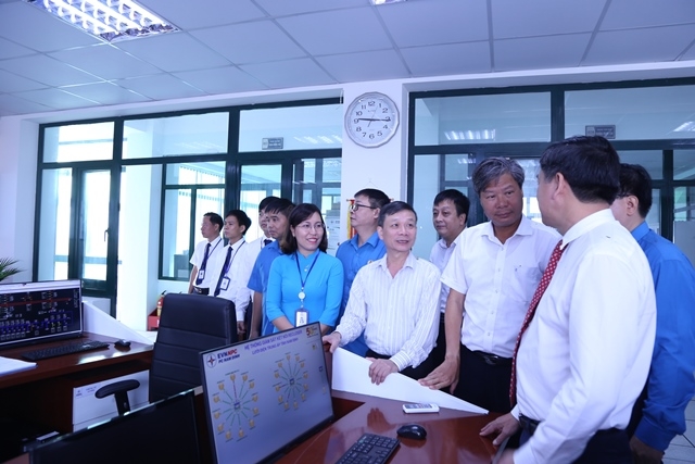 Nam Định: Gắn biển công trình Trung tâm Điều khiển xa chào mừng 50 năm ngày thành lập Tổng công ty Điện lực miền Bắc