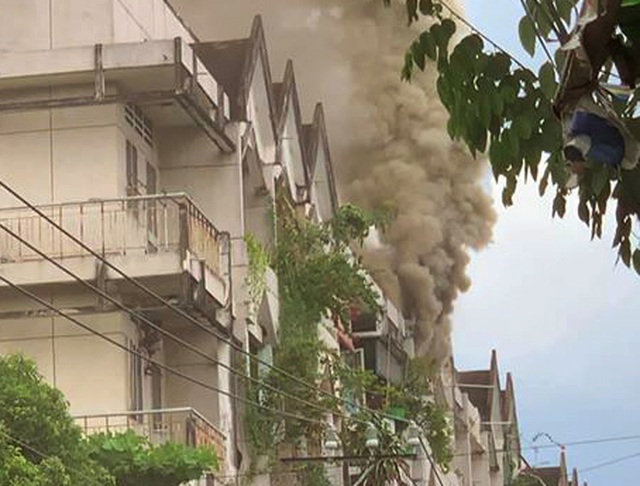 Cháy chung cư ở Sài Gòn, nhiều người hoảng loạn tháo chạy - 2