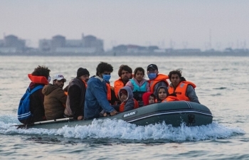 Hành trình người nhập cư lậu vượt "eo biển tử thần" tới Anh