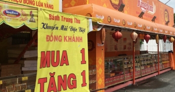 Bánh Trung thu tấp nập “xả hàng”, khắp nơi treo biển “mua 1 tặng 1”