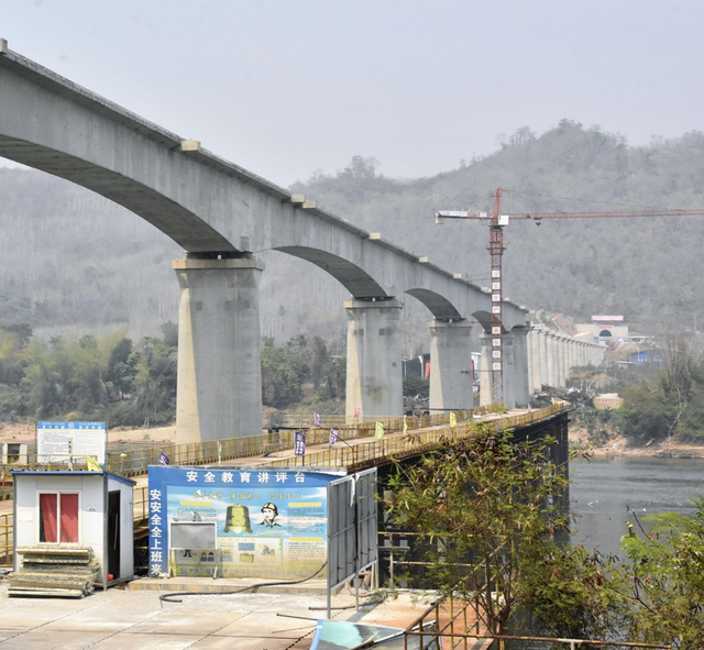 Tuyến đường sắt 6 tỷ USD Trung Quốc - Lào: Lối thoát nghèo hay bẫy nợ? - 1