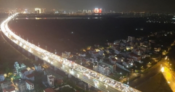 Hà Nội: 12 ô tô đâm liên hoàn trên cầu Nhật Tân, giao thông "tê liệt"