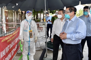 Thủ tướng Phạm Minh Chính: Không để “chặt ngoài, lỏng trong” trong phòng chống dịch COVID-19