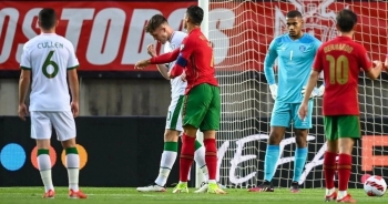 C.Ronaldo đá hỏng phạt đền, tát thẳng mặt đối thủ