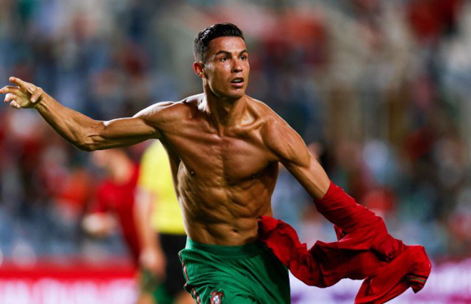 C.Ronaldo phá kỷ lục vĩ đại: Sao ngăn nổi người khổng lồ? - 1