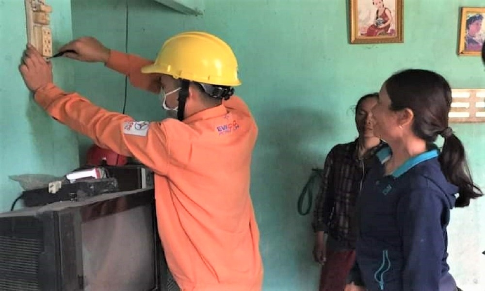 Những thợ điện giữ ánh sáng cho buôn làng