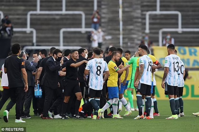 Đại chiến Brazil và Argentina mới thi đấu 8 phút bất ngờ bị hủy - 1