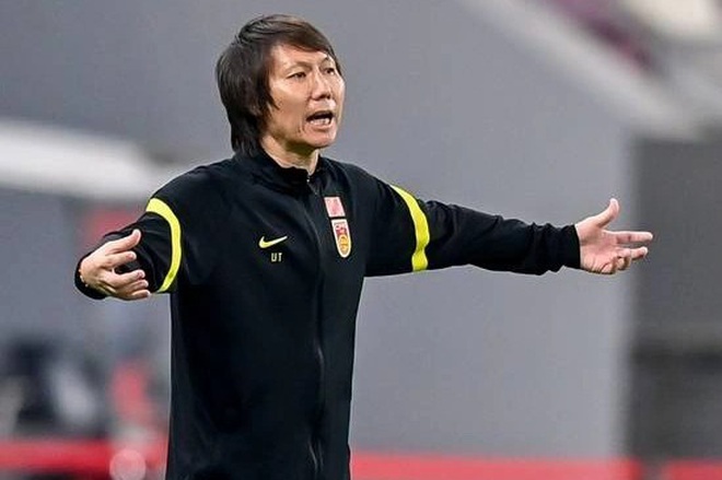 Báo Trung Quốc: HLV Li Tie sẽ mất việc nếu thua đội tuyển Việt Nam - 1