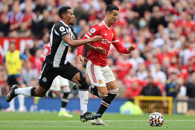 Man Utd 4-1 Newcastle: Ronaldo ra mắt hoàn hảo với cú đúp - 2