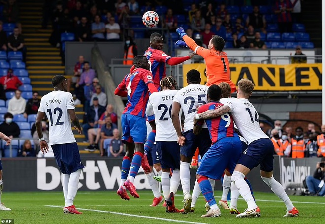 Tottenham thua sốc trận đầu tiên, Arsennal lần đầu giành trọn 3 điểm - 1
