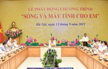 EVN tham gia ủng hộ 24.000 máy tính cho chương trình "Sóng và máy tính cho em"