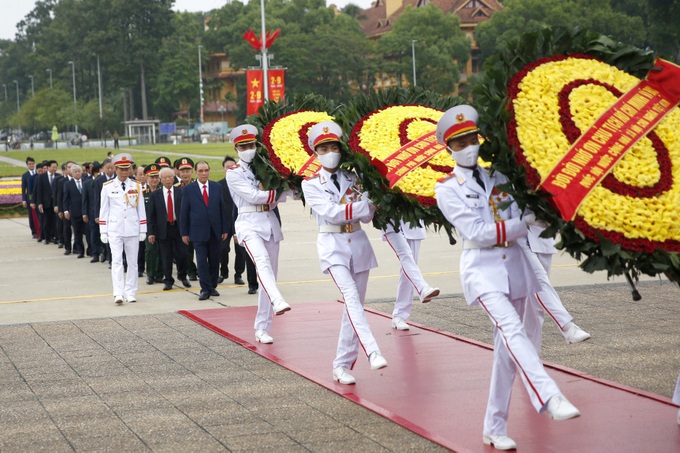 Lãnh đạo Đảng, Nhà nước đặt vòng hoa, vào Lăng viếng Chủ tịch Hồ Chí Minh - 2
