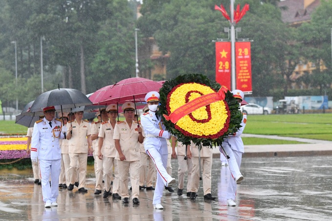 Lãnh đạo Đảng, Nhà nước đặt vòng hoa, vào Lăng viếng Chủ tịch Hồ Chí Minh - 4