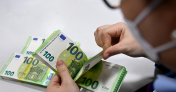 Đồng tiền chung châu Âu rẻ kỷ lục: 1 EUR không đổi được 0,99 USD