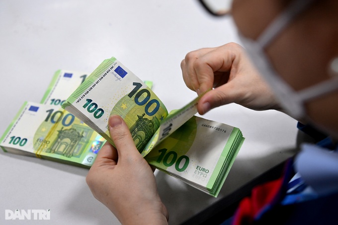 Đồng tiền chung châu Âu rẻ kỷ lục: 1 EUR không đổi được 0,99 USD - 1