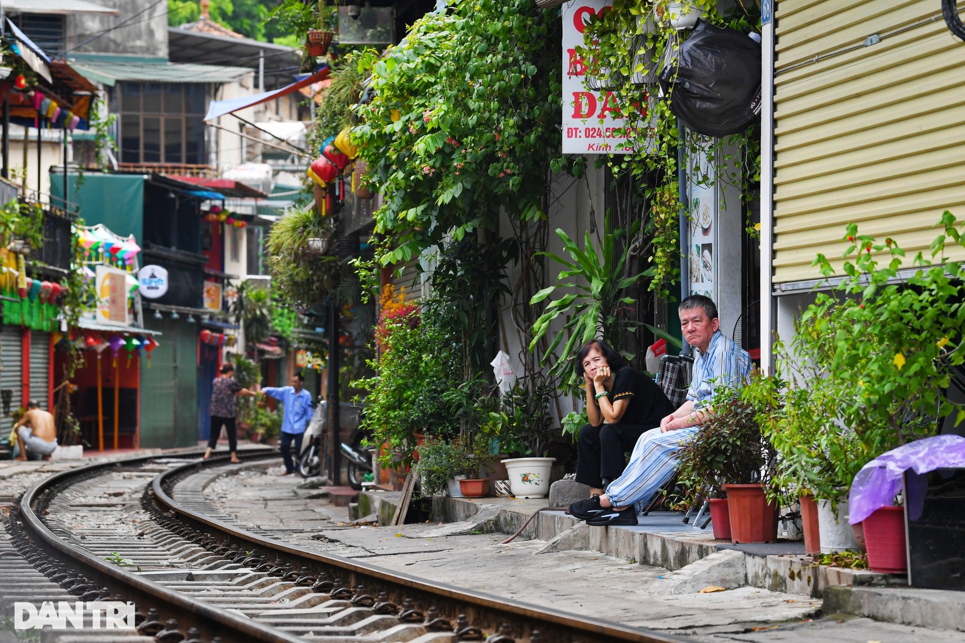 Phố cà phê đường tàu Hà Nội: Cấm điểm này, du khách tràn sang điểm khác - 11