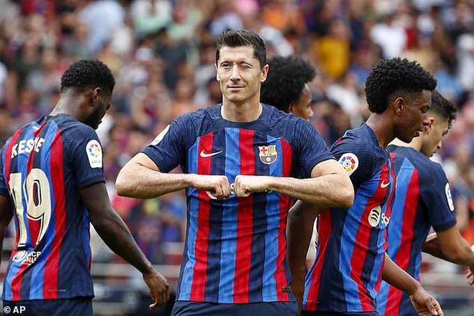 Lewandowski lập cú đúp, Barcelona tạm lên ngôi đầu bảng La Liga - 6