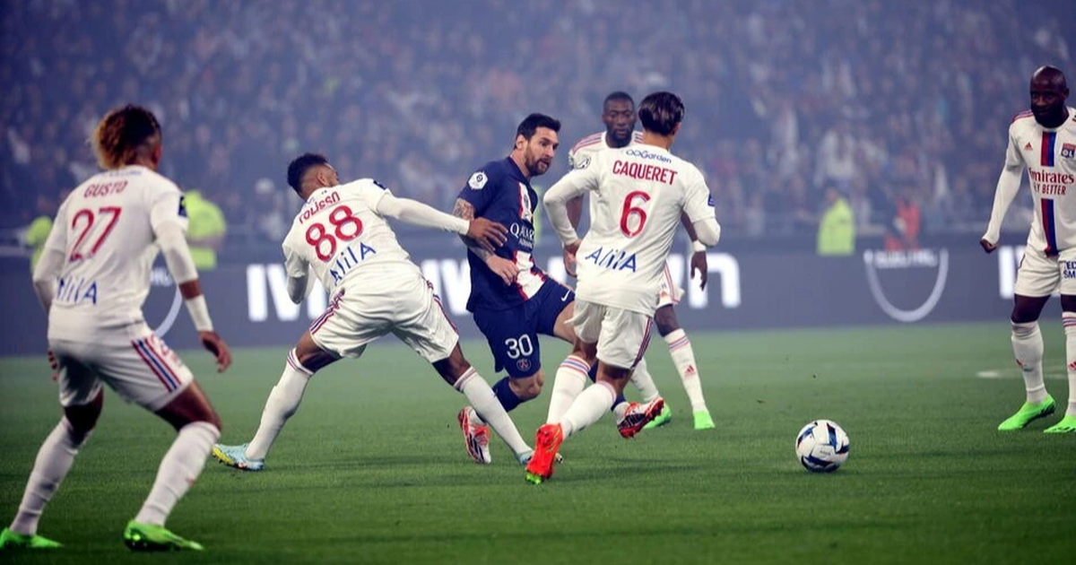 Messi tỏa sáng giúp PSG hạ Lyon và giành ngôi đầu Ligue 1