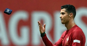 C.Ronaldo ném băng đội trưởng trong ngày Bồ Đào Nha bại trận