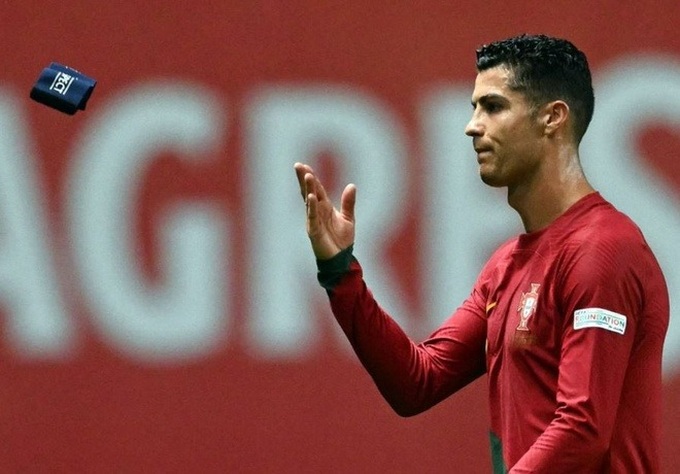 C.Ronaldo ném băng đội trưởng trong ngày Bồ Đào Nha bại trận - 2