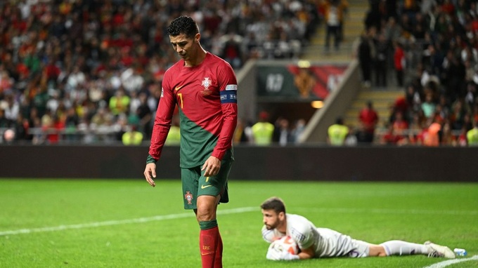 C.Ronaldo ném băng đội trưởng trong ngày Bồ Đào Nha bại trận - 3