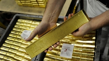 Giá vàng thế giới giảm gần 100 USD/Ounce