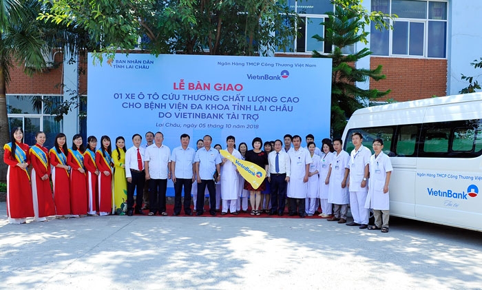 Bệnh viện Đa khoa tỉnh Lai Châu nhận bàn giao xe ô tô cứu thương hiện đại