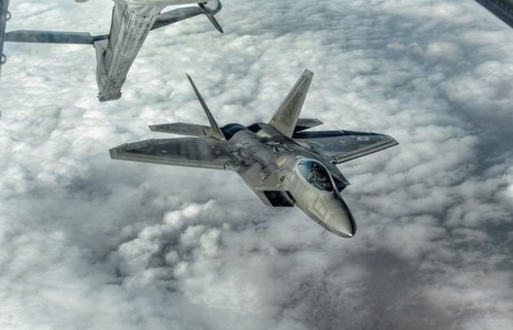 F-22 Mỹ xua đuổi gần 600 máy bay trên bầu trời Syria
