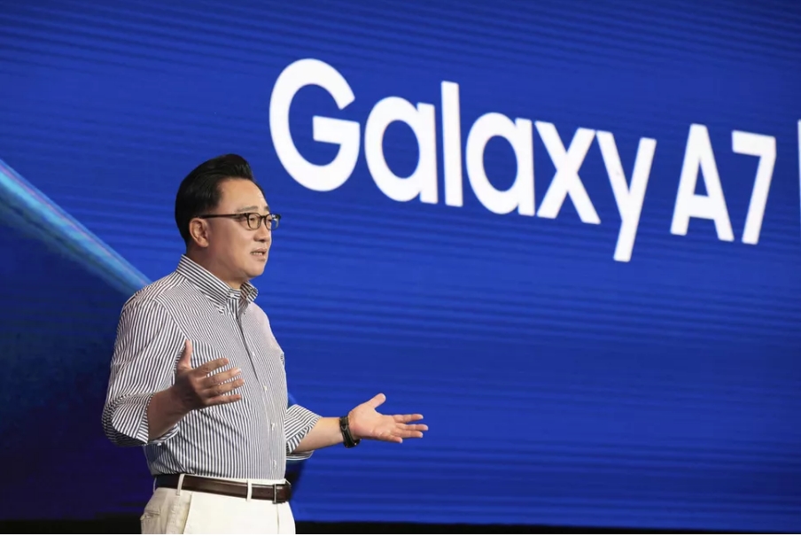 Sếp Samsung hé lộ về điện thoại có thể gập đôi, ra mắt trong tháng 11