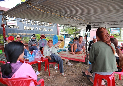 Hàng trăm người dân Đà Nẵng lại vây nhà máy thép ô nhiễm