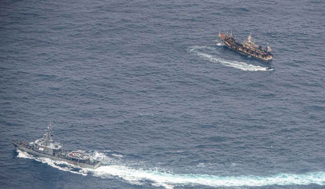 Đội tàu cá Trung Quốc khổng lồ càn quét vùng biển giàu tài nguyên - 1