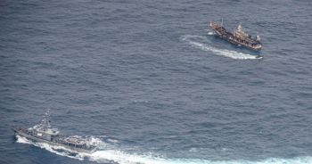 Đội tàu cá Trung Quốc khổng lồ càn quét vùng biển giàu tài nguyên