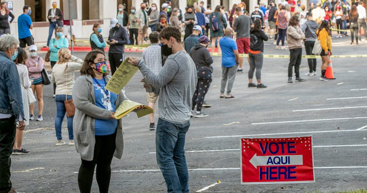 Lo hỗn loạn hậu bầu cử, người Mỹ đổ xô mua súng và giấy vệ sinh
