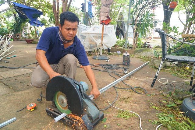 Tình người Đà Nẵng: “Nhà ai hỏng mái tôn do bão, tôi sửa miễn phí” - 1