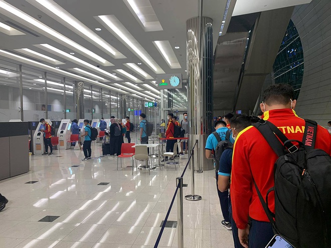 Đội tuyển Việt Nam đổ bộ UAE, sẵn sàng đấu Trung Quốc - 1