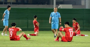 Văn Thanh bỏ dở buổi tập ở đội tuyển Việt Nam, HLV Park lo lắng
