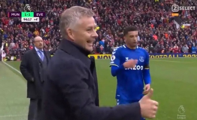 C.Ronaldo nổi cáu, HLV Solskjaer lại cười tươi sau trận hòa của Man Utd - 4