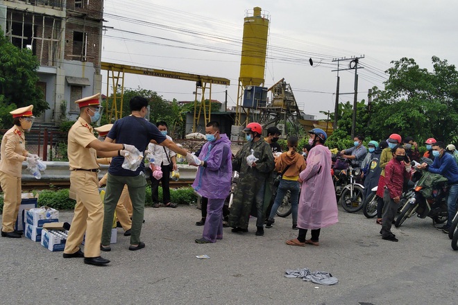 CSGT Hà Nội đón, dẫn đoàn cả nghìn người về quê như thế nào? - 3