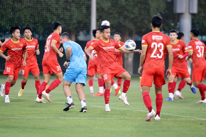 HLV Park Hang Seo chăm chú theo dõi buổi tập của U23 Việt Nam - 3