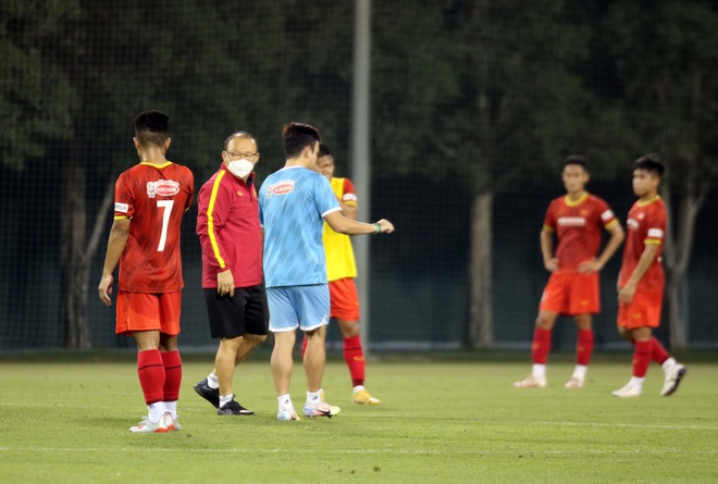 HLV Park Hang Seo chăm chú theo dõi buổi tập của U23 Việt Nam - 1
