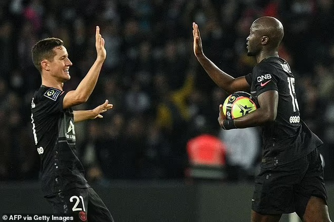 Vắng Messi, Mbappe tỏa sáng giúp PSG ngược dòng đánh bại Angers - 3