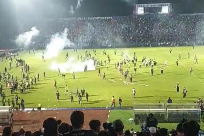 Bạo loạn trong trận bóng đá ở Indonesia, 127 người chết - 1