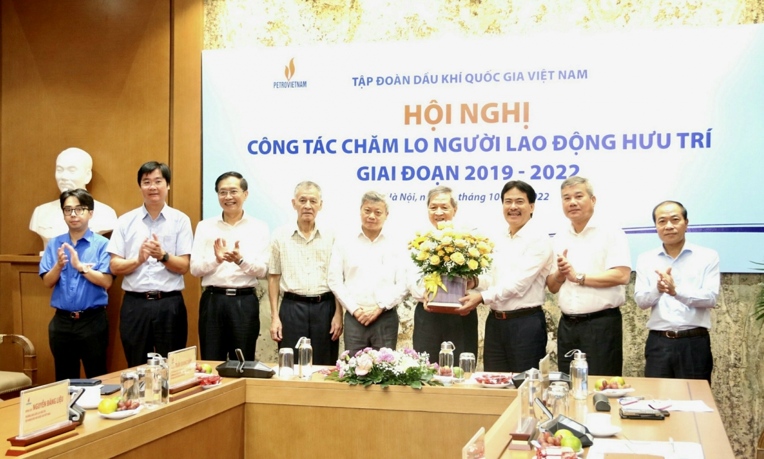 Lãnh đạo Petrovietnam tặng hoa chúc mừng các đồng chí trong Ban LLHT Tập đoàn, đại diện cán bộ hưu trí nhân hưởng ứng “Tháng hành động vì người cao tuổi Việt Nam” năm 2022