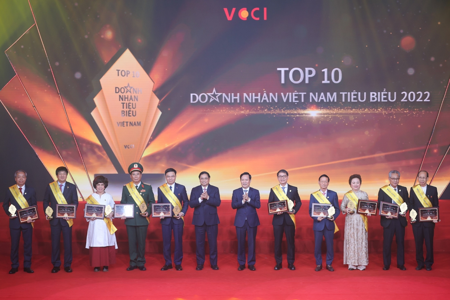 Tổng Giám đốc Petrovietnam Lê Mạnh Hùng nhận vinh danh Top 10 Doanh nhân tiêu biểu nhất Việt Nam năm 2022