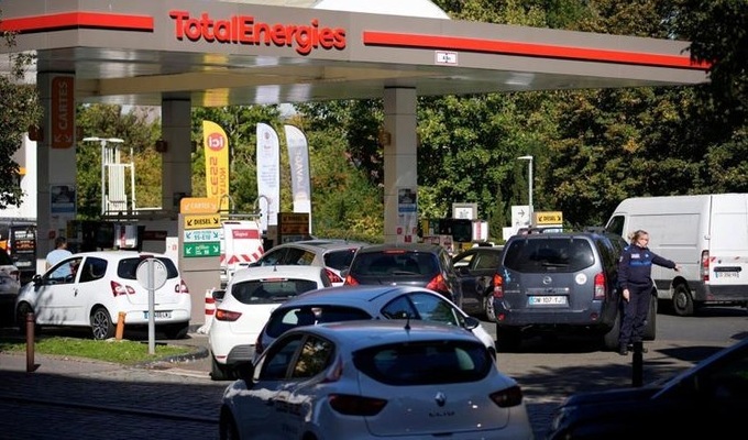 Hơn 1/4 trạm xăng ở Pháp không còn nhiên liệu để bán - 1