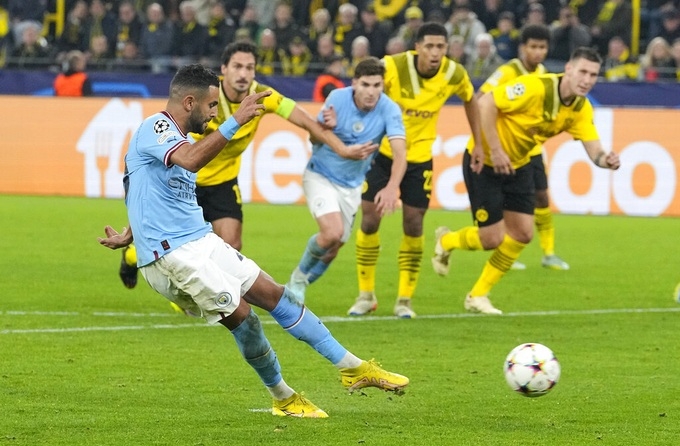 Mahrez đá hỏng phạt đền, Man City chia điểm trên sân Dortmund
