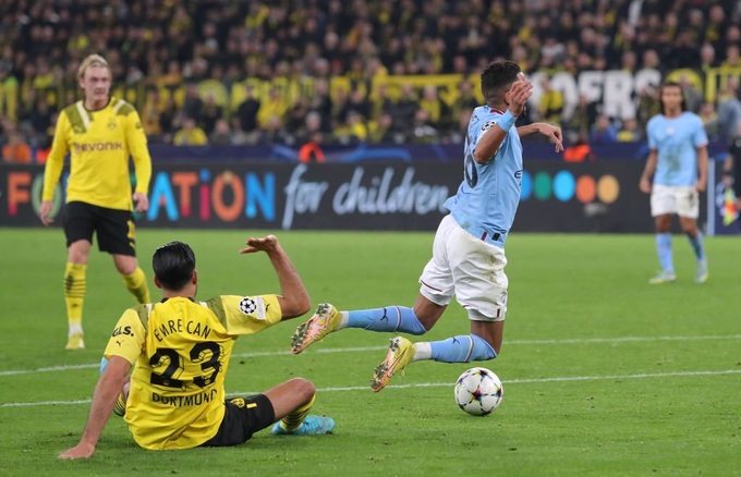 Mahrez đá hỏng phạt đền, Man City chia điểm trên sân Dortmund - 1