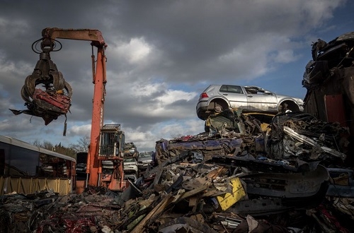 Xe BMW bị chính quyền phá hủy vì đỗ sai chỗ