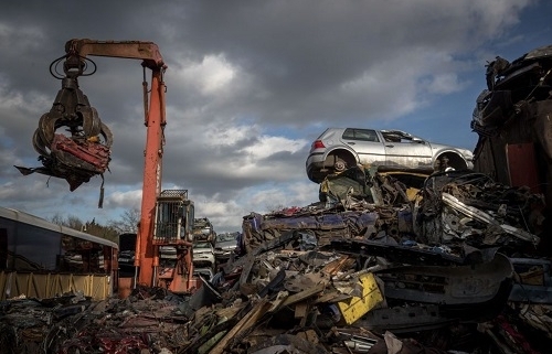 Xe BMW bị chính quyền phá hủy vì đỗ sai chỗ
